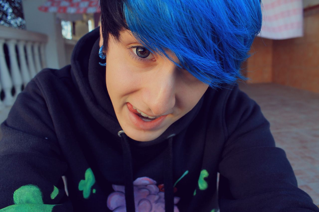 Парень с синими волосами
