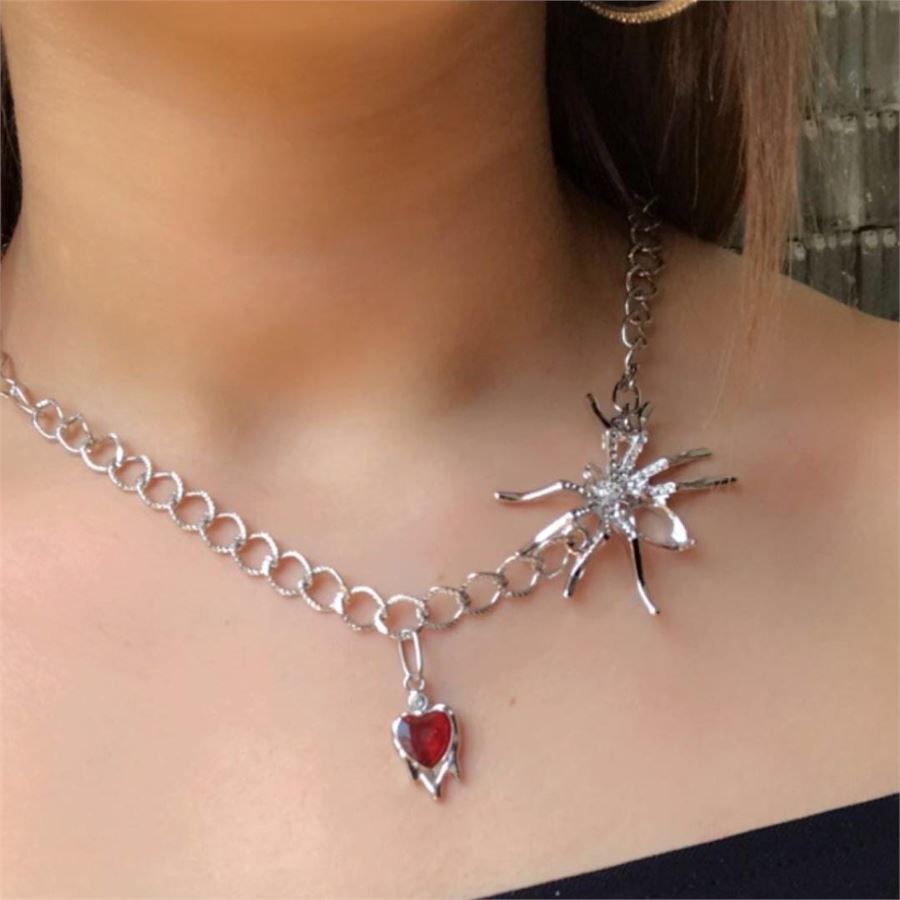 Melt Heart With Spider Silver Kolye
